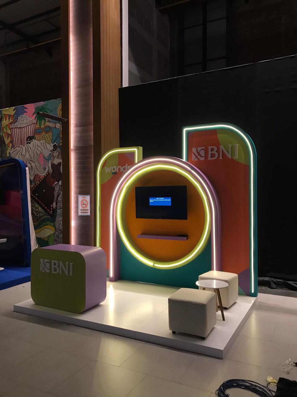 Desain Booth Pameran Neon Colorful